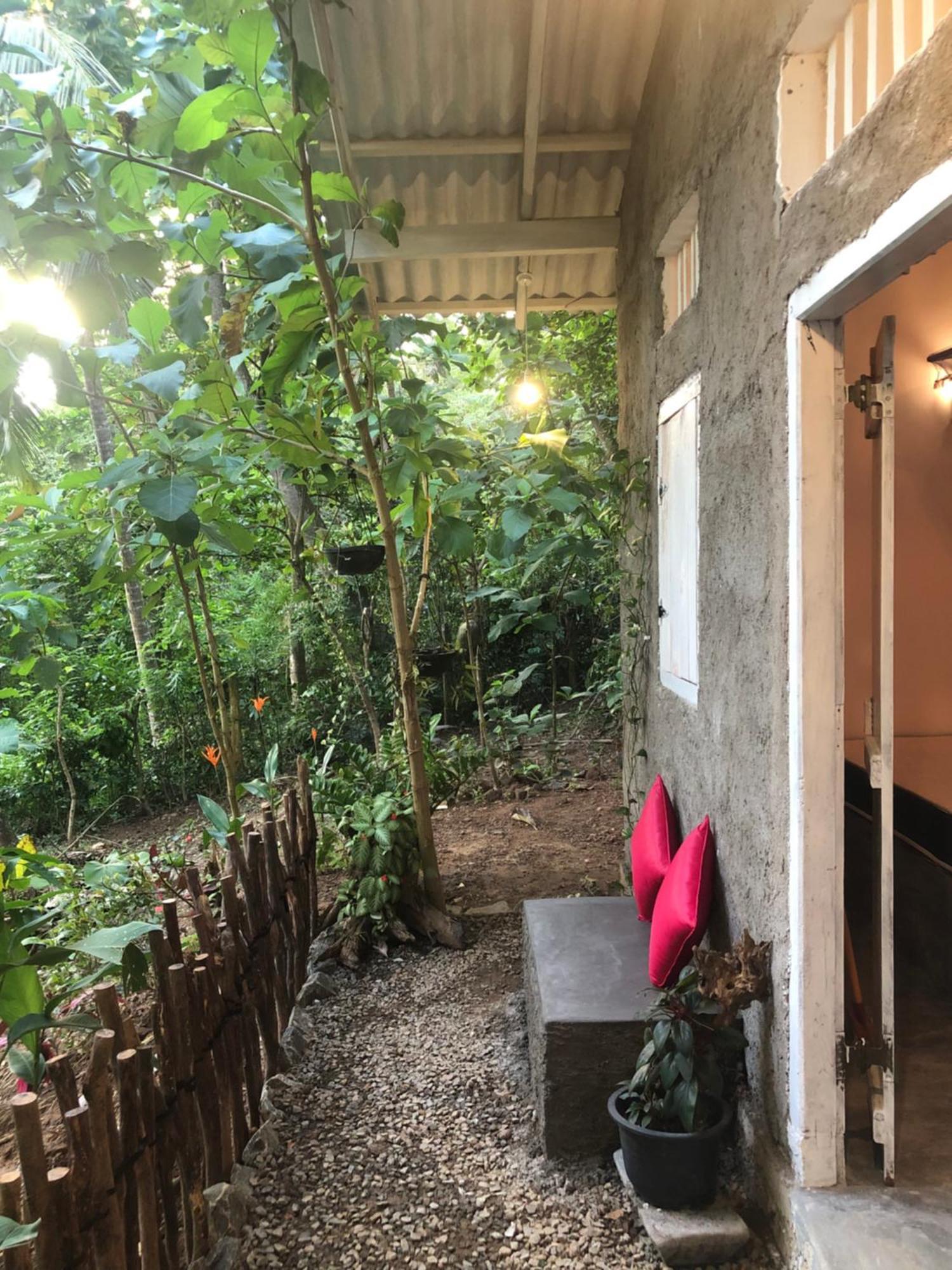 Linu Homestay Dikwella Esterno foto